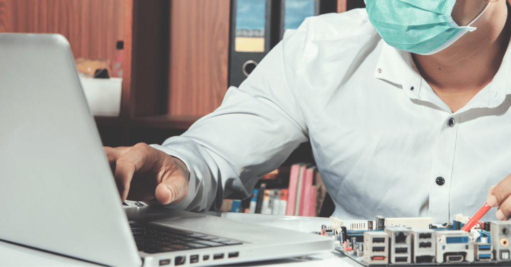 gmao maintenance biomedicale technicien ordinateur.webp