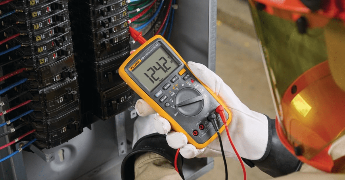 Multimètre numérique compact et fiable pour les tests électriques de base.